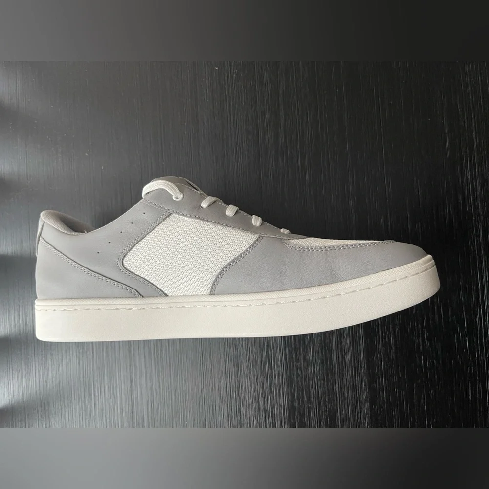 Kizik Men’s Gray and White Sneakers New size 11.5 men U.S.